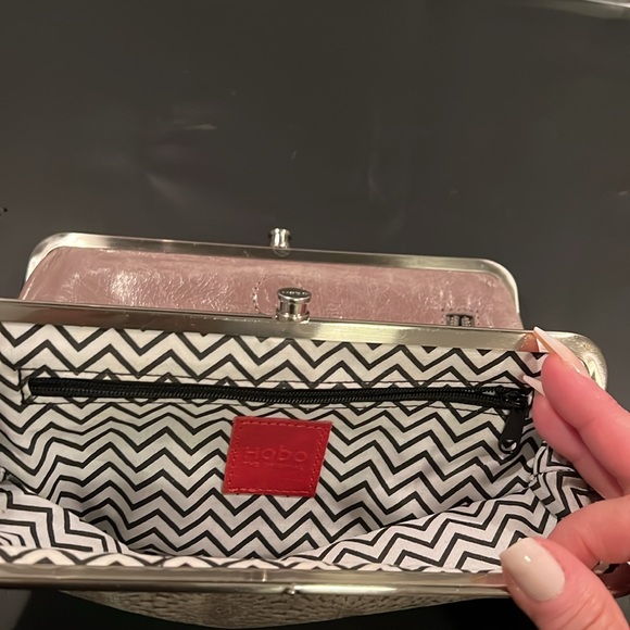 hobo lauren leather bifold clutch wallet Embossed gray/taupe. - Picture 8 of 16